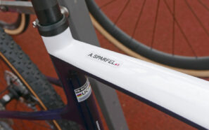 Pro Bike Check: bicicleta de ciclocross Van Rysel RCX Pro de Aubin Sparfel en CX Worlds 2024, foto de Cory Benson, placa de identificación