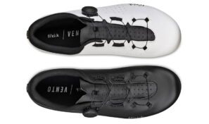 Zapatillas Fizik Omna Wide asequibles para bicicleta de carretera, parte superior en blanco o negro