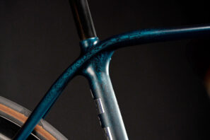 Bicicleta todoterreno Jaegher FL.X Ascender Phoenix personalizada de acero inoxidable, diseñada por IA e impresa en 3D en Bélgica, grupo de asientos Tailfin