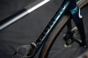 Bicicleta todoterreno personalizada Jaegher FL.X Ascender Phoenix de acero inoxidable, diseñada por IA e impresa en 3D en Bélgica, logotipo en el tubo diagonal