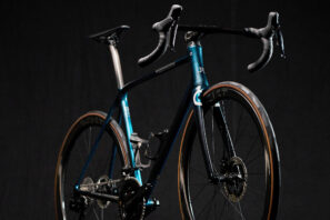 Bicicleta todoterreno Jaegher FL.X Ascender Phoenix personalizada de acero inoxidable, diseñada por IA e impresa en 3D en Bélgica, en ángulo completo