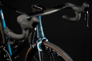 Bicicleta todoterreno Jaegher FL.X Ascender Phoenix personalizada de acero inoxidable, diseñada por IA e impresa en 3D en Bélgica, headture