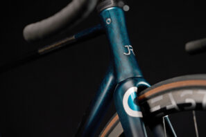 Bicicleta todoterreno Jaegher FL.X Ascender Phoenix personalizada de acero inoxidable, diseñada por IA e impresa en 3D en Bélgica, parte delantera limpia