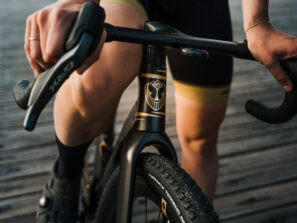 Bicicletas de grava Kanzo personalizadas de Tomorrowland x Ridley Invenio para aventuras de música electrónica de baile EDM, detalle del logotipo de la insignia del tubo de dirección