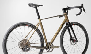 Titici Alloi Y bicicleta de gravel de aluminio con acabado anodizado duro GHA Silver, parte trasera en ángulo