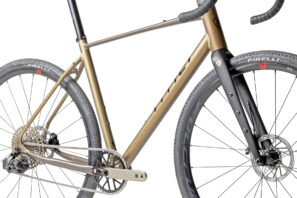 Titici Alloi 2024 Y cómoda bicicleta de gravel de aluminio con acabado anodizado duro GHA Silver y cuadro