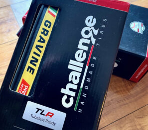 Primer plano del neumático Challenge Gravine Gravel