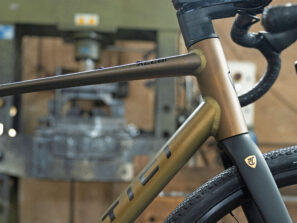 Bicicleta gravel Titici Alloi Y de aluminio con acabado anodizado duro GHA Silver, detalle de coloración