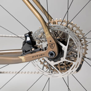 Titici Alloi Y bicicleta de grava de aluminio con acabado anodizado duro GHA Silver, frenos dic de montaje plano