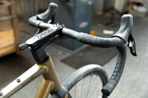 Titici Alloi Y bicicleta de gravel de aluminio con acabado anodizado duro GHA Silver, guiado interno de cables integrado