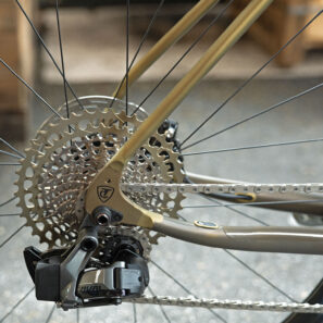 Titici Alloi Y bicicleta de grava de aluminio con acabado anodizado duro GHA Silver, puntera en el lado de la transmisión