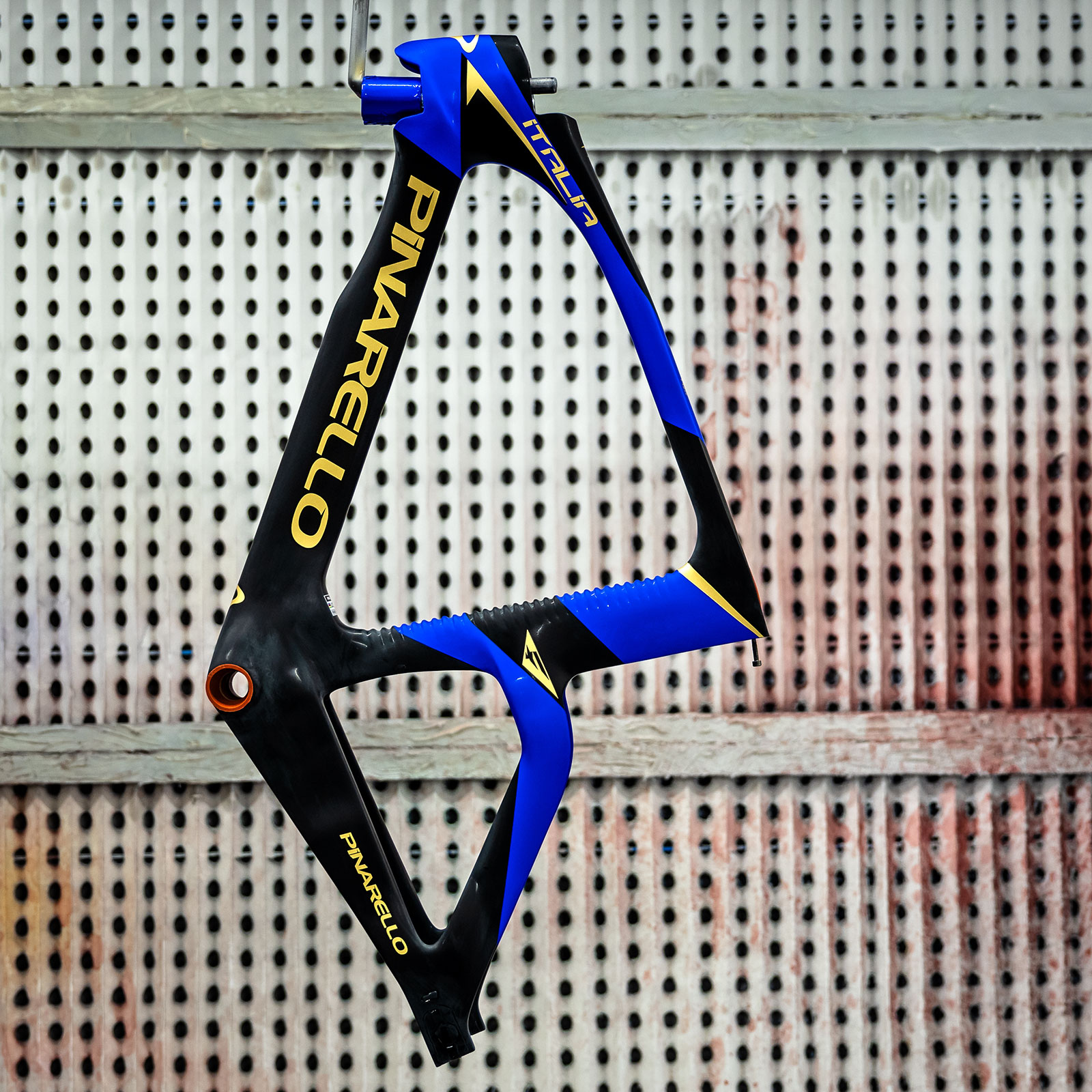 - Marchas Cicloturistas Bicicletas de pista Pinarello Bolide F HR en carbono o aleación impresas en 3D, pintadas para el equipo italiano de los Juegos Olímpicos de París 2024