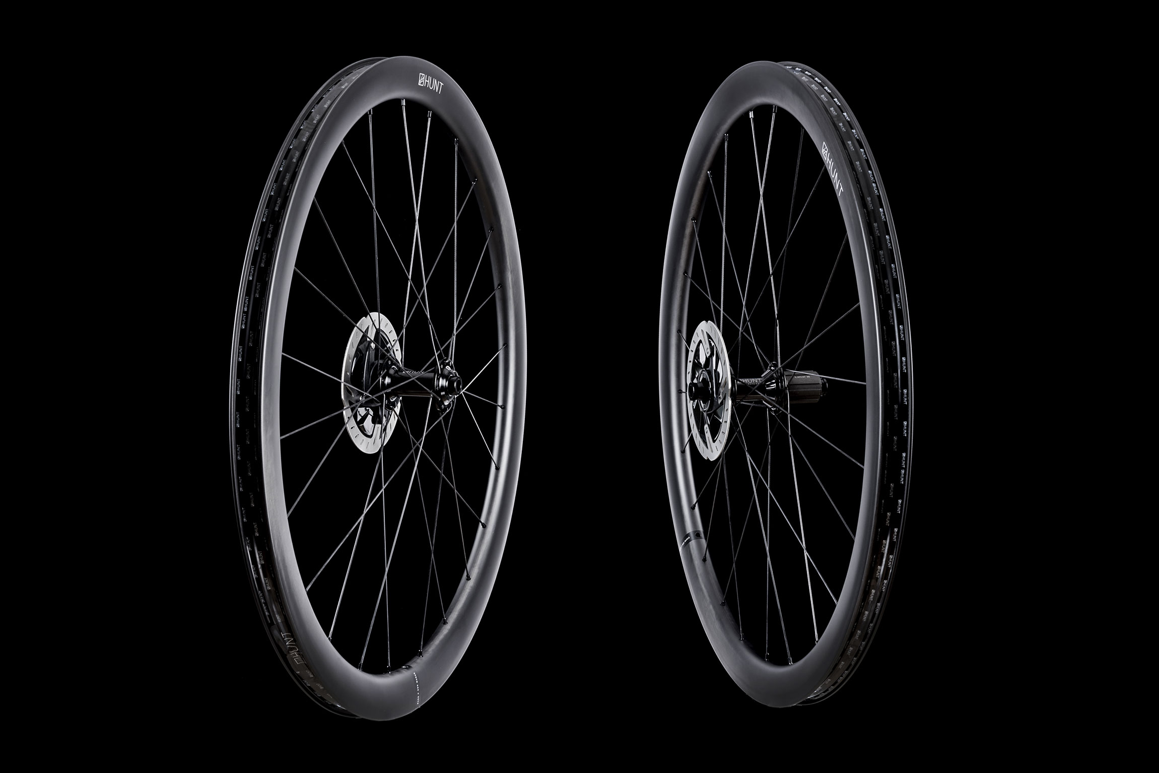 Las ruedas de bicicleta de carretera aerodinámicas asequibles más vendidas Hunt Carbon Disc 2024 mejoradas