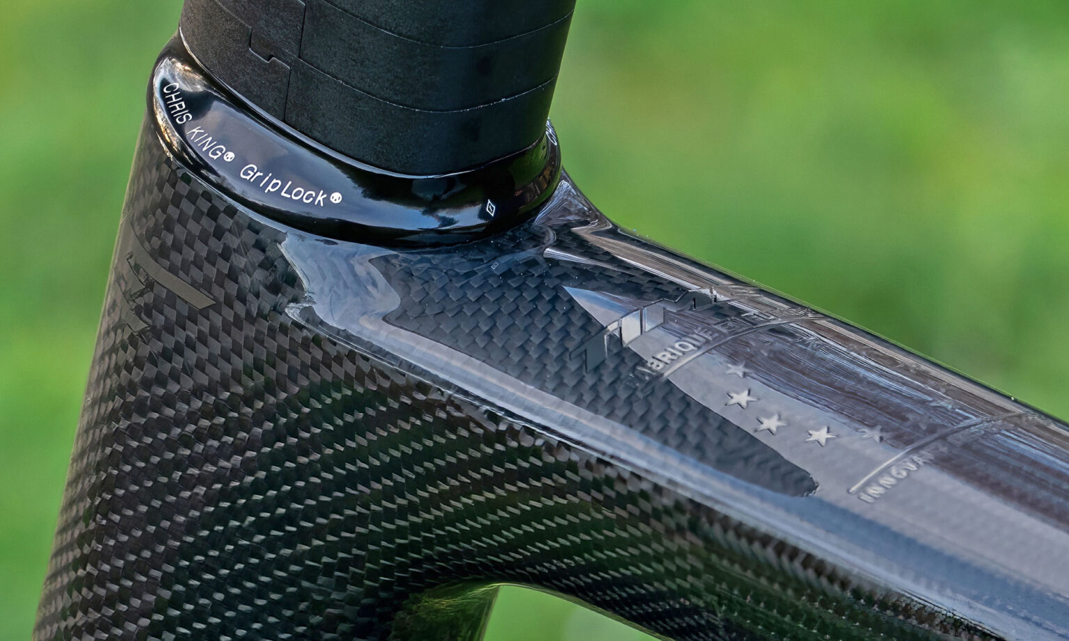 Chris King AeroSet 1 2 auriculares de enrutamiento interno integrados, en una bicicleta de gravel de carbono Time, tecnología GripLock