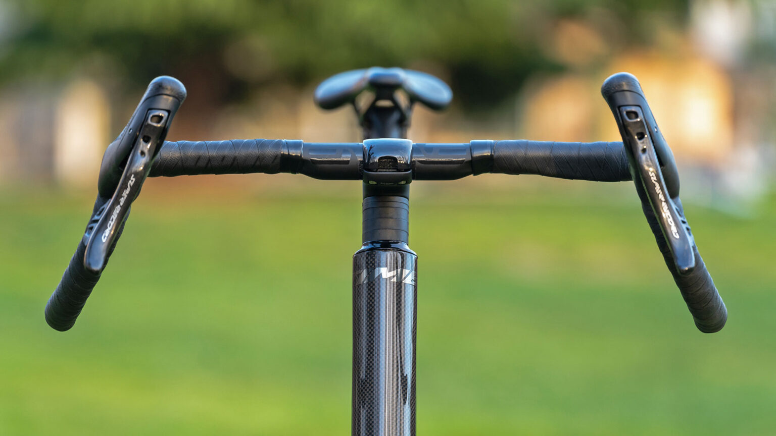 Chris King AeroSet 1 2 auriculares de enrutamiento interno integrados, en una bicicleta de gravel de carbono Time